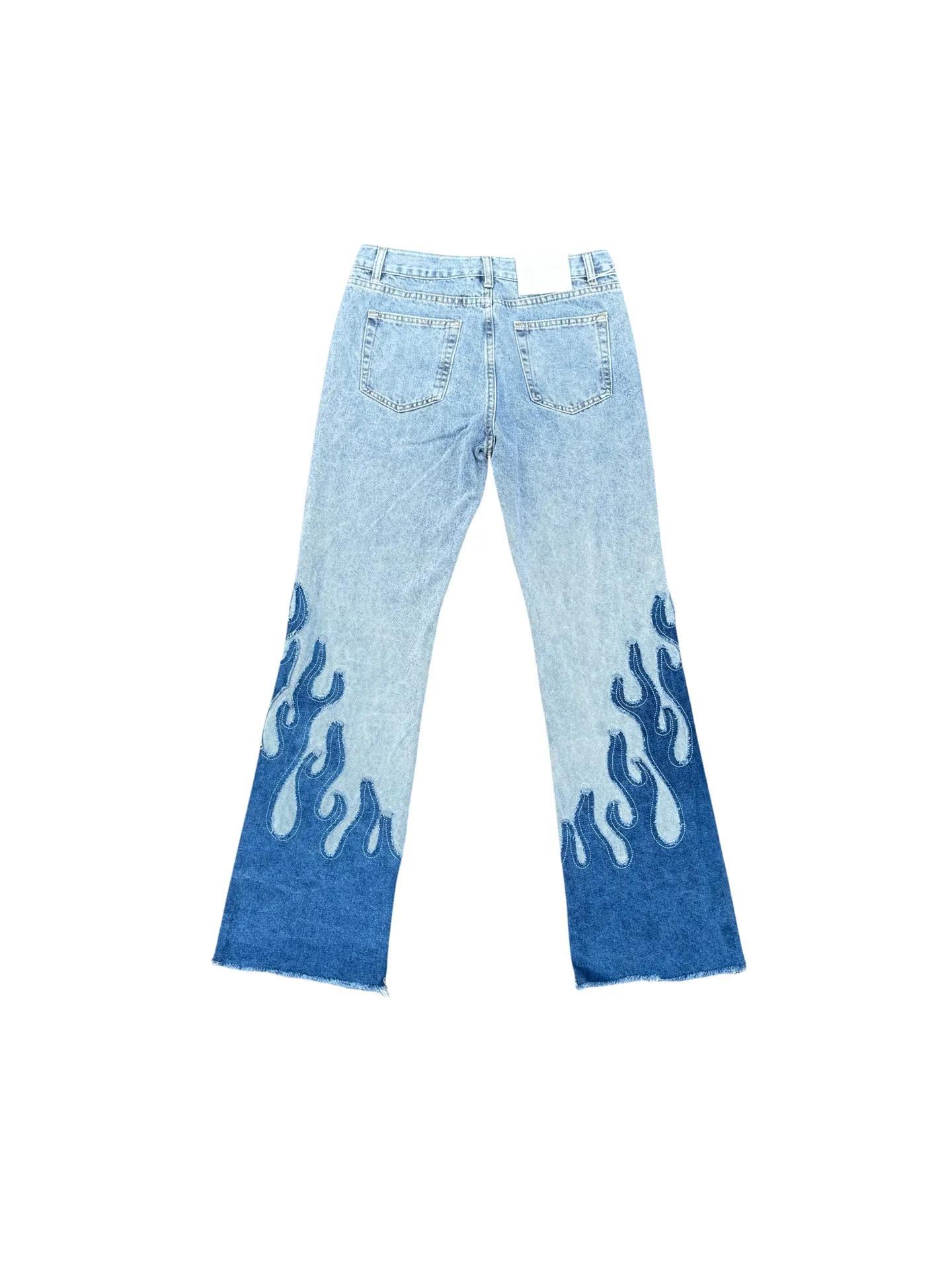 P260💰G88 GALLERY DEPT. Denim splicing flame🔥flare pants washed distressed splicing jeans GALLERY is attracted by these bell-bottom pants. Whether it is a reset of Carhartt or Levis, it has created a strong brand style. Since these pants are modified from rare vintage, the production capacity is limited. Therefore, after many icons wore them, these pants were once hard to find. Later, perhaps due to the improvement of GD's business in the past two years and the expansion of production lines, the brand itself lowered the price, so I can't wait any longer for these pants this year and will definitely buy them. During the process of the denim washing plant, the owner of the washing plant helped introduce a boss who had worked for Levi's foundry and started his own business. This also paved the way for the following styles. Therefore, Levi's remodeled single product for the base plate is really familiar. Whether it is the fabrics supplied or the lathes used in production, there is nothing to choose from. -Color: blue -Size: S-XXL (corresponding to 28-36)